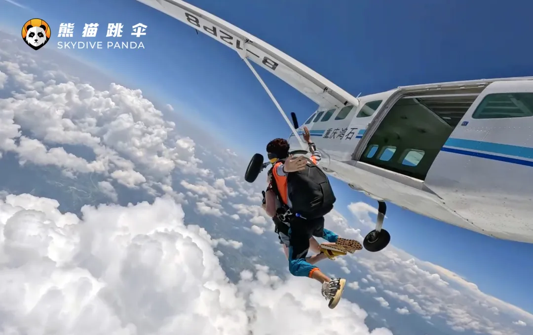 五一低空消费周启幕！鸿石通航&熊猫跳伞联袂献礼空中游览