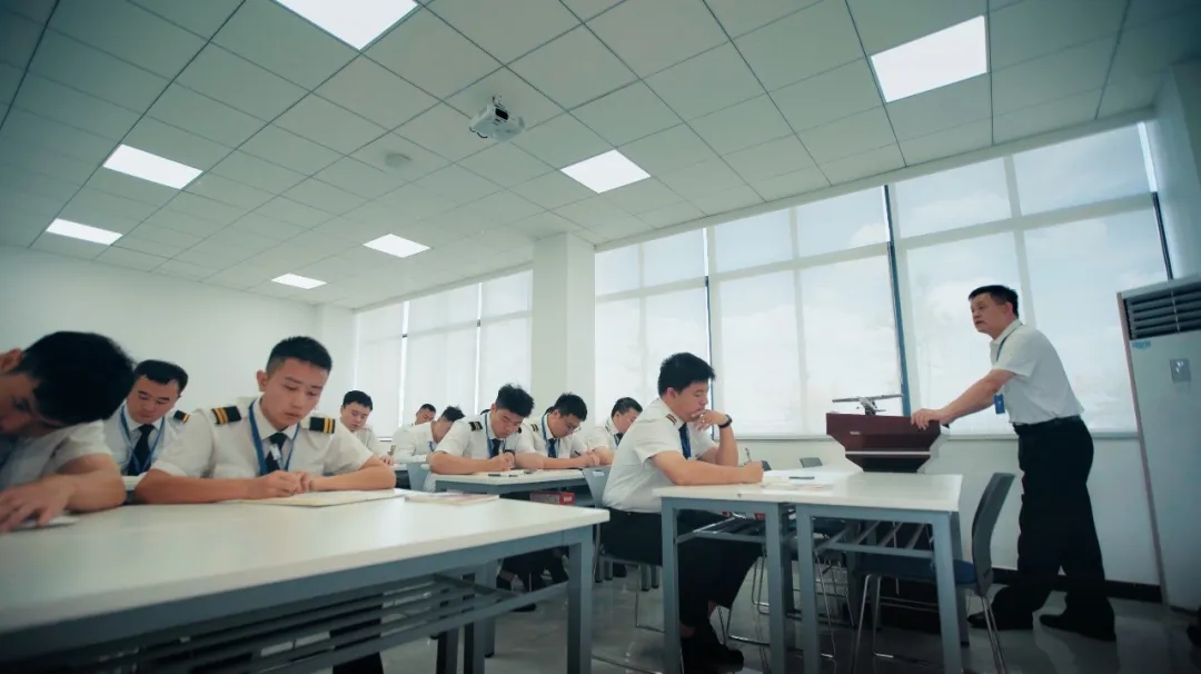 专家采访Ⅱ丨铸魂赋能——新时代飞行员培养中的政治意识与思想引领