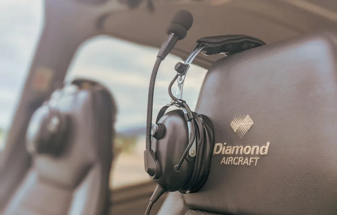 云端的“悄悄话”:飞行员与塔台通话,藏着你不知道的安全密码