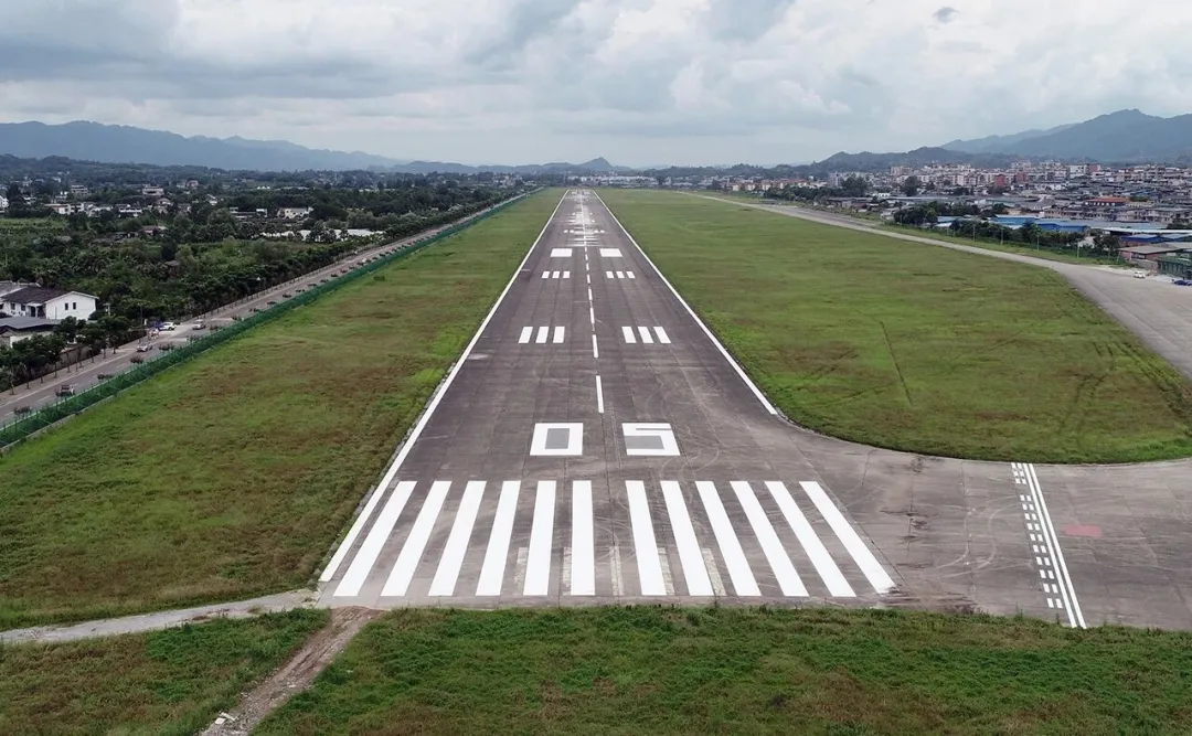 云端的“悄悄话”:飞行员与塔台通话,藏着你不知道的安全密码