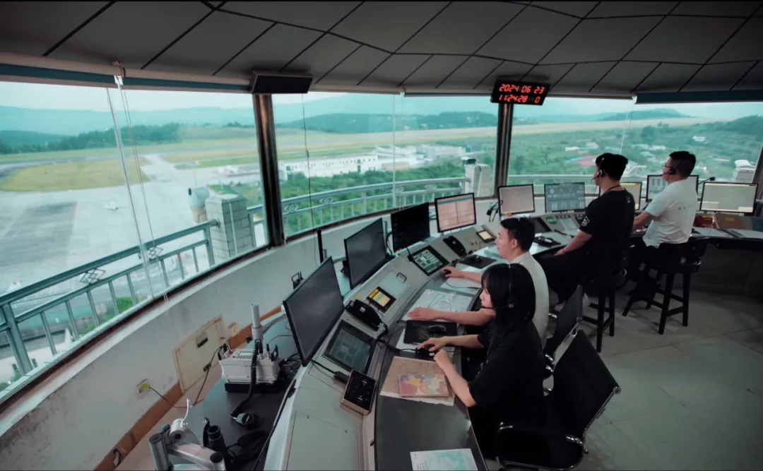 云端的“悄悄话”:飞行员与塔台通话,藏着你不知道的安全密码