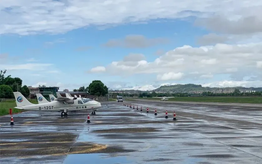 鸿雁通航完成首个退役飞行员军转民执照转换业务，助力军民融合与低空经济发展。